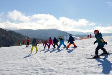 Kids at ski lesson