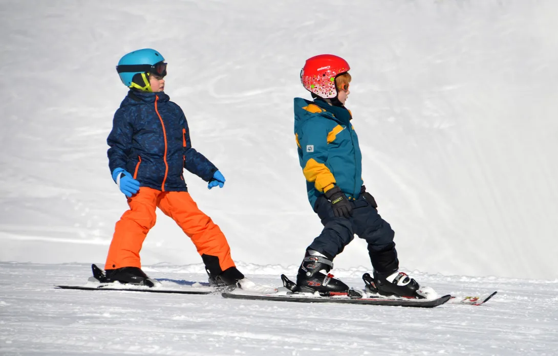 Children skiing