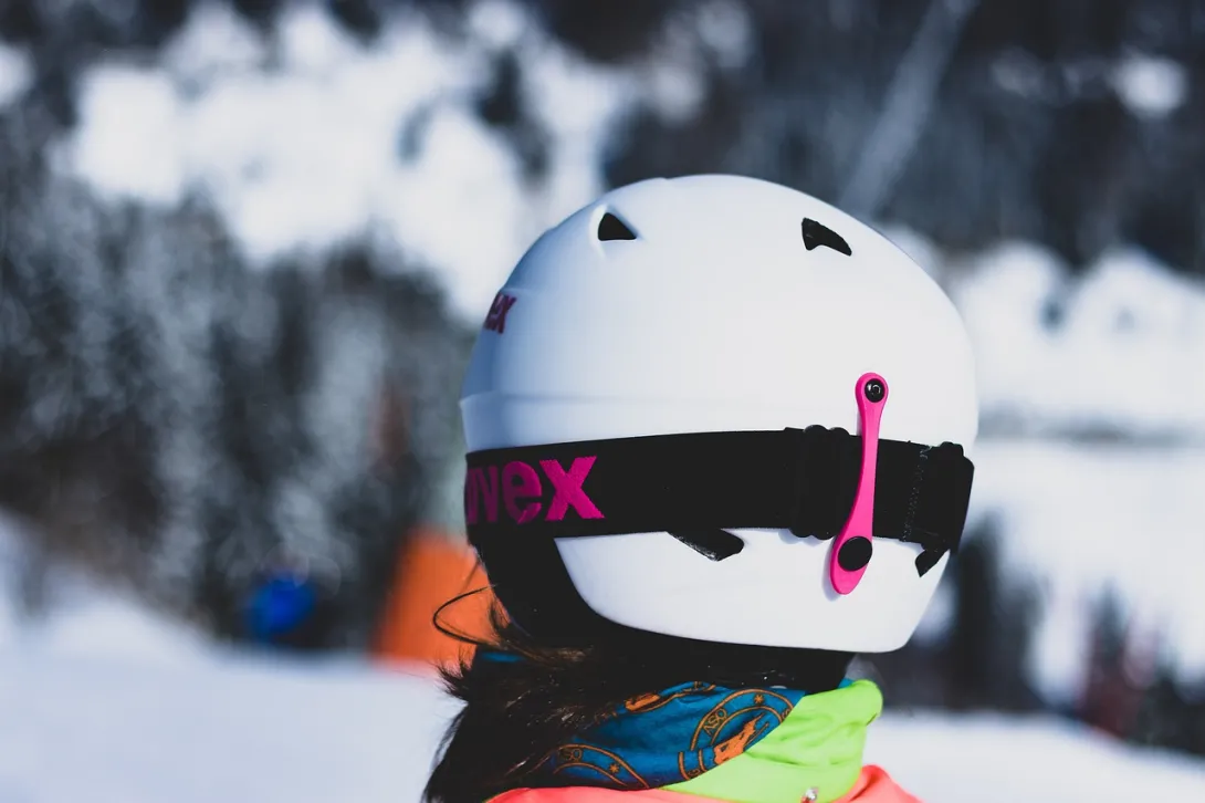 Ski helmet back