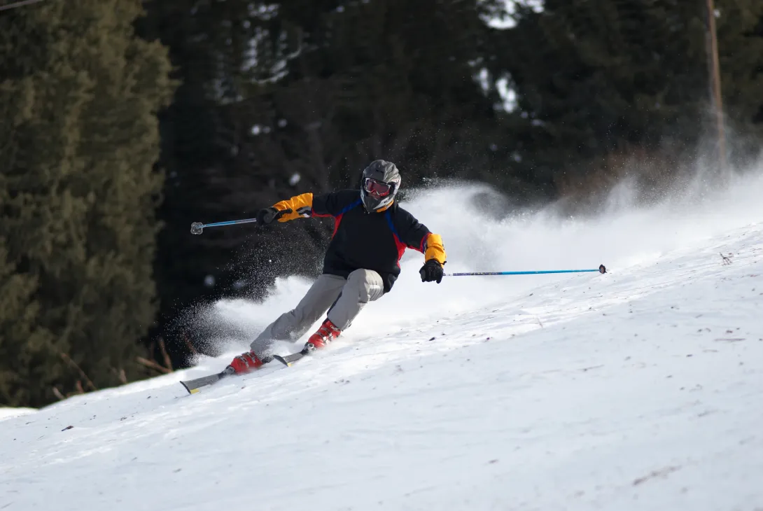 Skier turning with carving method
